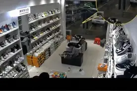 河南一地室外“瞬间全黑”！今夜郑州等地仍有大到暴雨图片