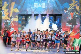 2700余名“跑手”再战青泥岭图片