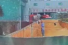 青岛啤酒陷“一工人原料仓小便”风波，回应：全部封存并报警图片