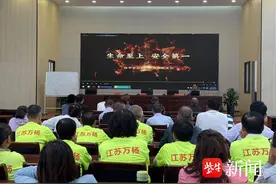 头盔、反光衣、警示标一个不能少！扬中市公安局直属派出所为环卫工人普及安全知识图片