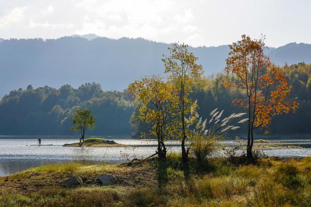 安徽黟县：奇墅湖晨雾美如画