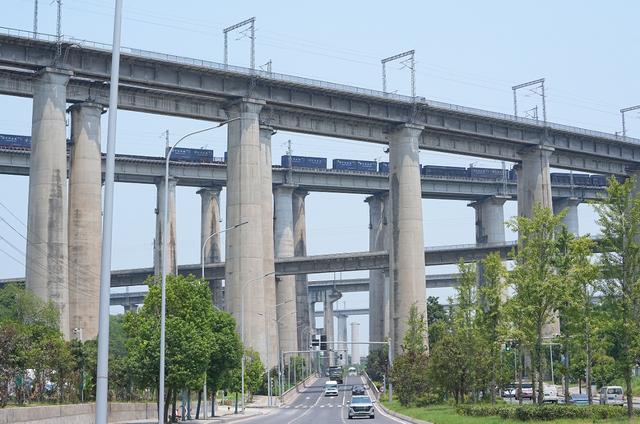 铁路桥惊现第五层！网友：魔幻城市名不虚传！