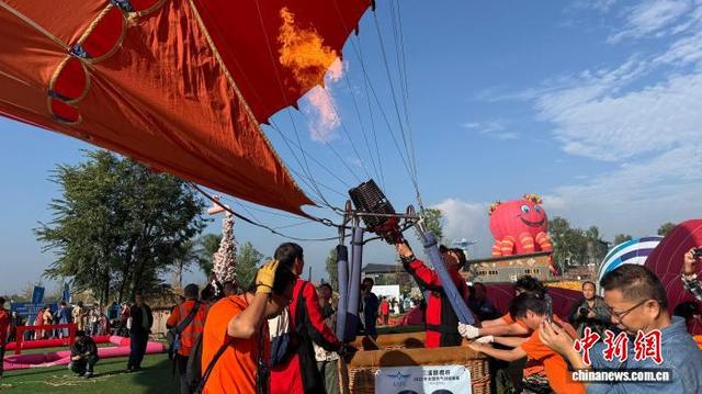成都金堂：热气球“逃离”地平线 打造文旅立体风景线