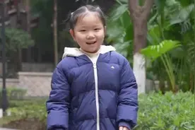 7岁脑瘫女孩小豆豆收到春晚邀请函，摔倒后笑着说“给大家提前拜年”视频封面