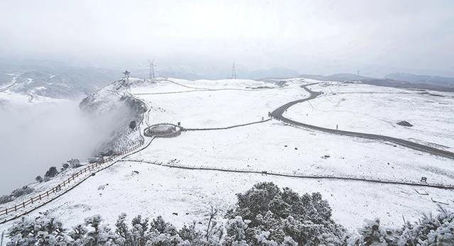 盘州:乌蒙大草原冰雪交融雾凇美