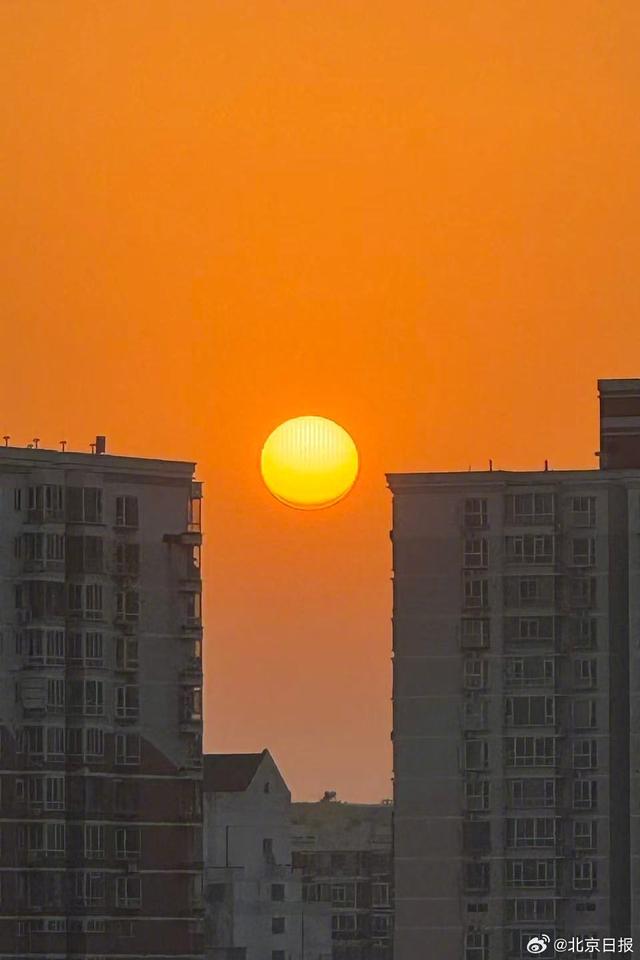 绝美夕阳！北京玉渊潭公园现“金光穿洞”