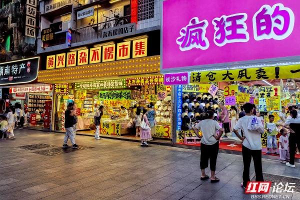 阵雨之后的黄兴路步行街，尽显长沙韵味