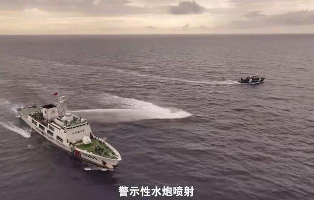 现场画面曝光！菲律宾公务船危险冲撞中国海警船，中方实施水炮喷射 后菲方举白旗