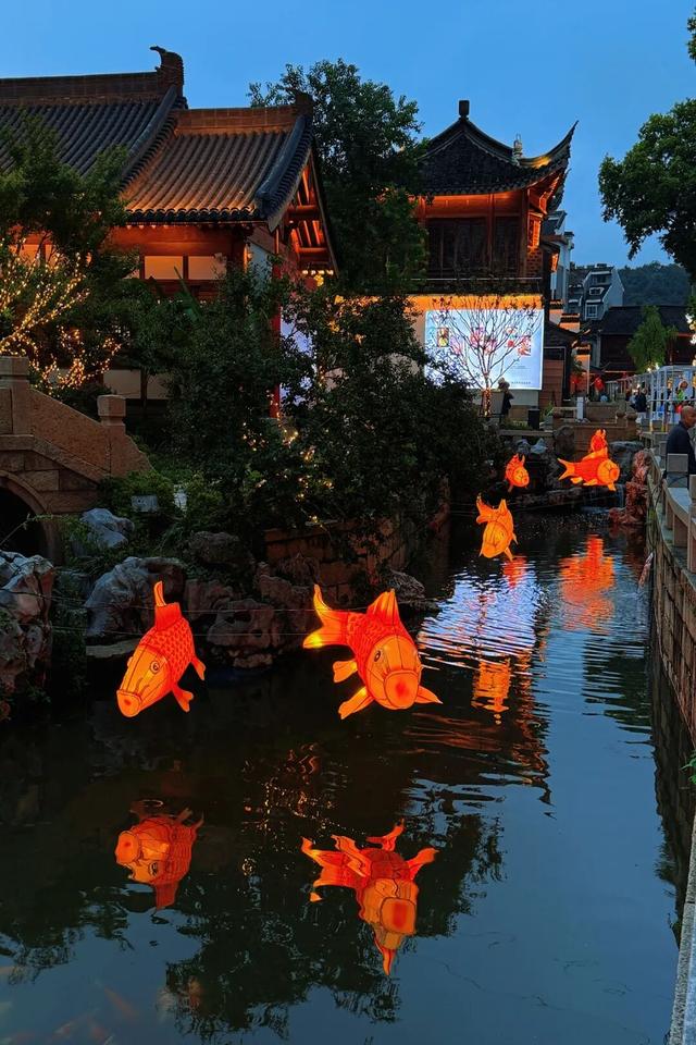 戏晚点绛唇，古镇夜未央