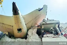 一架波音787客机在印度坠毁图片