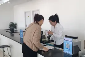 济源：“证博士”让群众在家办“许可证”图片