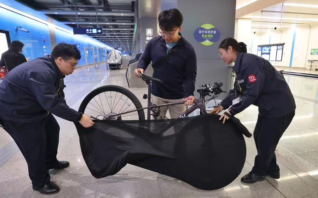 记者体验丨花30元买张地铁“骑行票”，进站后需全程“扛着走”