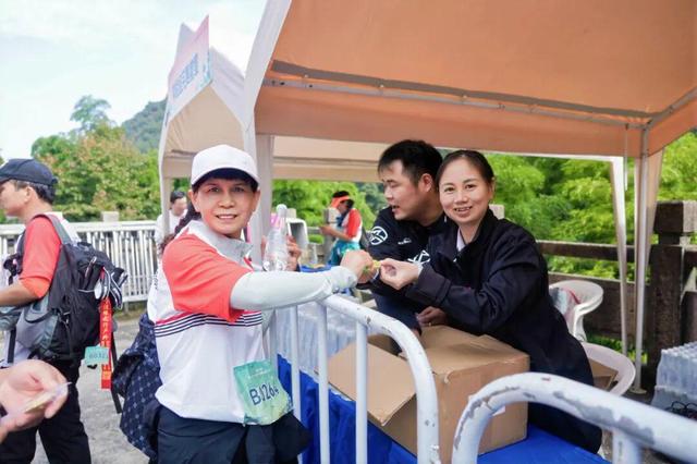 参赛选手激情攀登，工作人员实力 “护驾”——2025年第二十一届中国黄山登山大会侧记