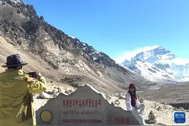 “冬游西藏”观珠峰图片