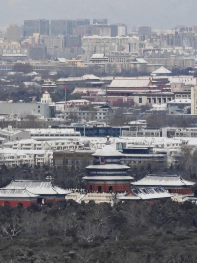 雪后天坛和天安门“同框”，市民出门赏雪忙