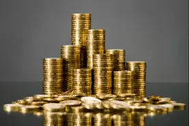 “银行竟然也卖金手镯！”理财经理大力推销黄金饰品，持金条三年可获7.5%收益图片