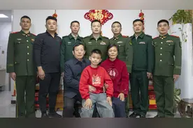 英雄全家福丨7个“儿子”和他们的“爸妈”图片