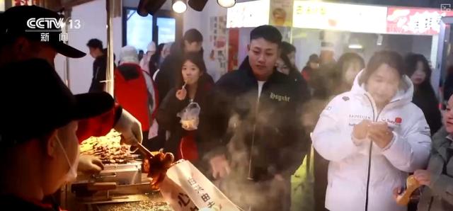 “夜滑”“景+滑”“剧+滑”跨界融合 “一站式”冰雪体验点燃冰雪消费热引擎