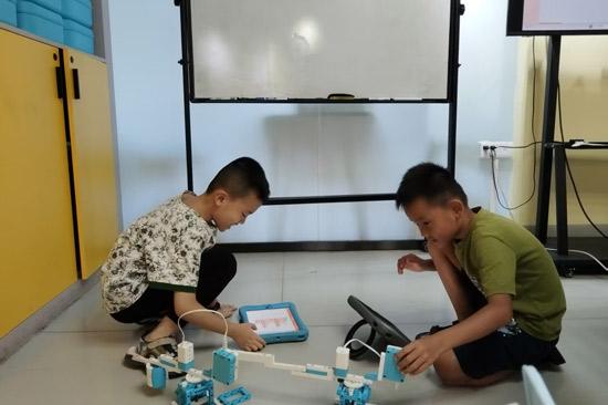 机器人对抗赛、编程启蒙……青秀区社区暑期活动让孩子玩转AI