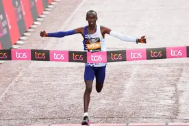 基普图姆车祸去世，纪念一位天才的马拉松跑者 | 新京报快评图片