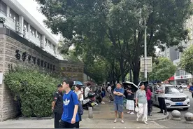 “来现场心里更踏实些” 记者探访西安“小升初”摇号现场图片