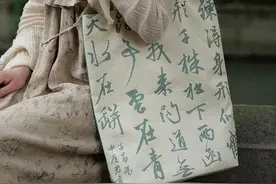 真的好city啊！西泠印社的杭州文艺范，开在手腕的花绸包，太出街了图片