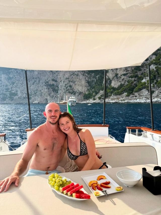 这就是女生想要的蜜月旅行！卡鲁索妻子晒蜜月照：欧洲各国游玩