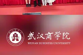 这所高校毕业典礼上，校长停留20多分钟合影近300人图片