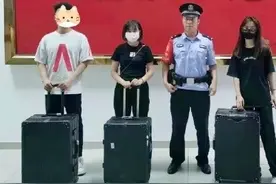 乌龙x3！三旅客列车上同时错拿对方行李箱，铁警迅速帮找回图片