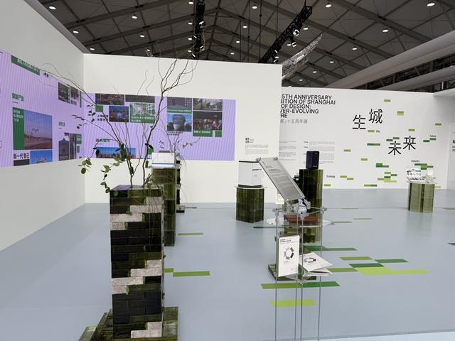 打卡“设计之都”展区：污泥变玻璃，空瓶成艺术品，AI 定制你的专属养生饮