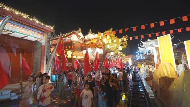 国庆首日，济阳“九曲黄河万里情”景区火爆迎客，红旗飘飘点燃家国情怀