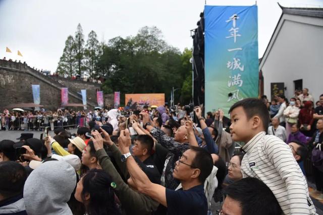 爆款出现！荆州这里围得里三层外三层，都为它→