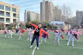 自编健身操成网红 一名体育老师背后的“千万流量密码”图片