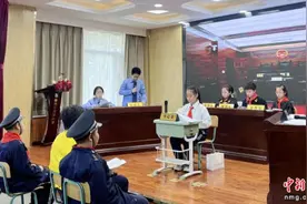 呼和浩特：模拟法庭进校园 法治教育“零距离”图片
