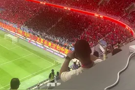 震撼！国足vs沙特赛前，梭鱼湾现场球迷拉出巨幅TIFO：为国而战图片
