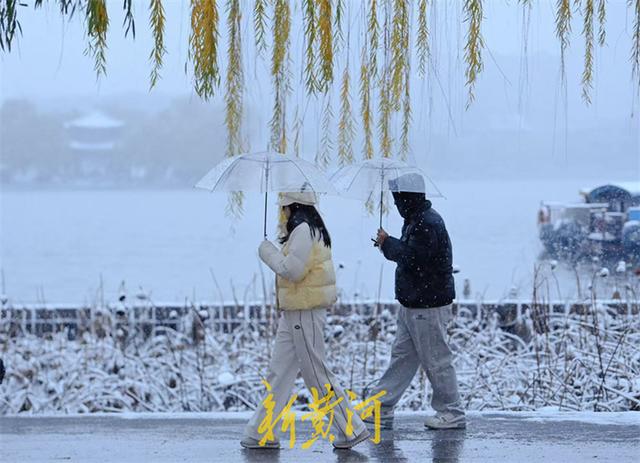 雪落明湖醉游人
