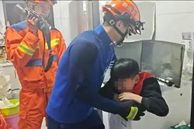 “熊孩子”花式被卡 武汉消防提醒：家长务必提高警惕图片