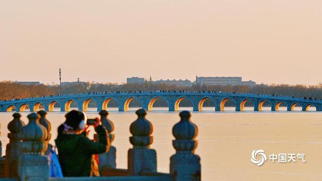 颐和园十七孔桥再迎金光穿洞 为冬日增添一抹亮色