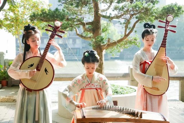 最热闹的戏配最火红的叶，本周末不来栖霞山血亏！