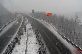 雅西高速迎来新年第一场大雪，双向道路再次临时交通管制图片