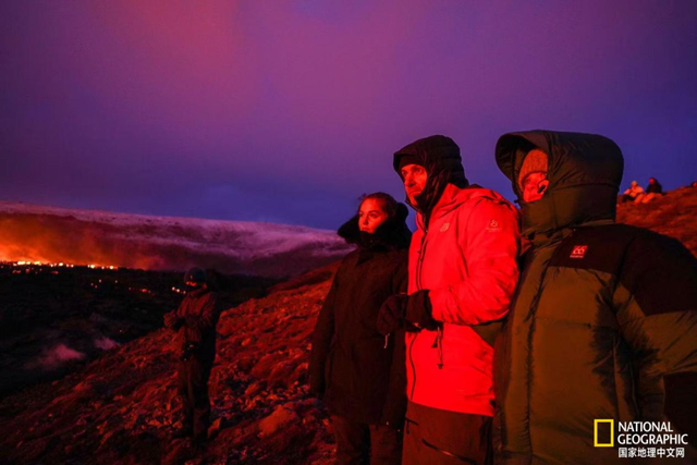 火山爆发24小时后，航班售罄，他们冒着生命危险要和岩浆合影
