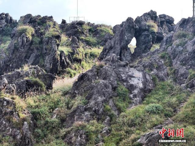 福建龙岩：双髻山别样地质风景吸引游客