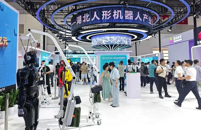 我们逛了链博会1.4万平数科馆，深扒黄仁勋盛赞的“中国供应链奇迹”