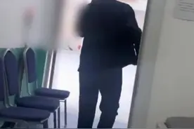 拍客｜医生刚准备给大爷做CT，抬头竟发现大爷在躺着打电话：如果是核磁就十分危险图片