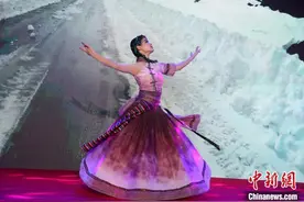 （新春走基层）“中国扶贫第一村”见闻：“村晚”秀出乡村新图景图片