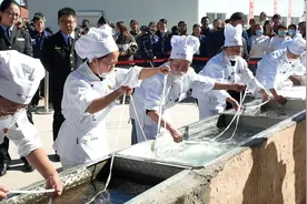 500.152米——承德围场县创马铃薯粉条世界纪录图片