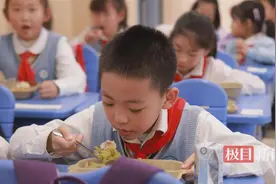 武汉一小学推行“定食+加餐”式午餐，浪费明显减少图片