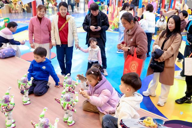 魔都眼｜冬日浪漫②：让巴斯光年唤起童年记忆