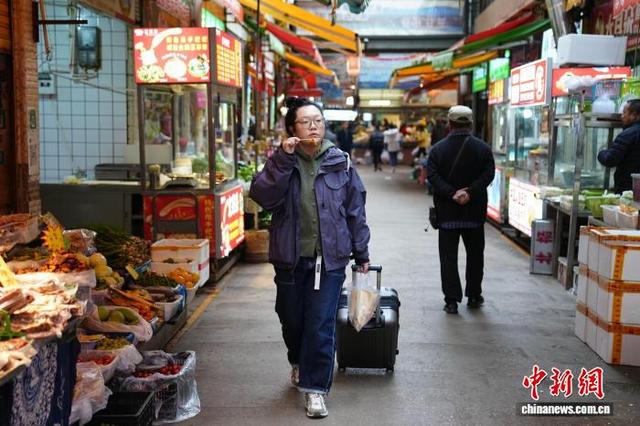 农贸市场里感受“有一种叫云南的生活”