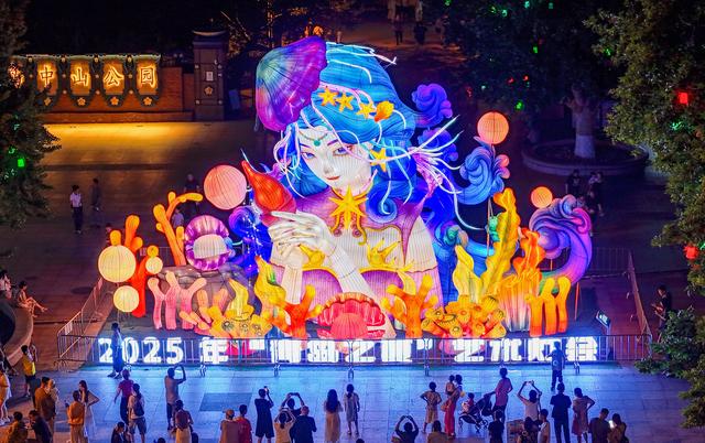 2025“青岛之夏”艺术灯会开幕